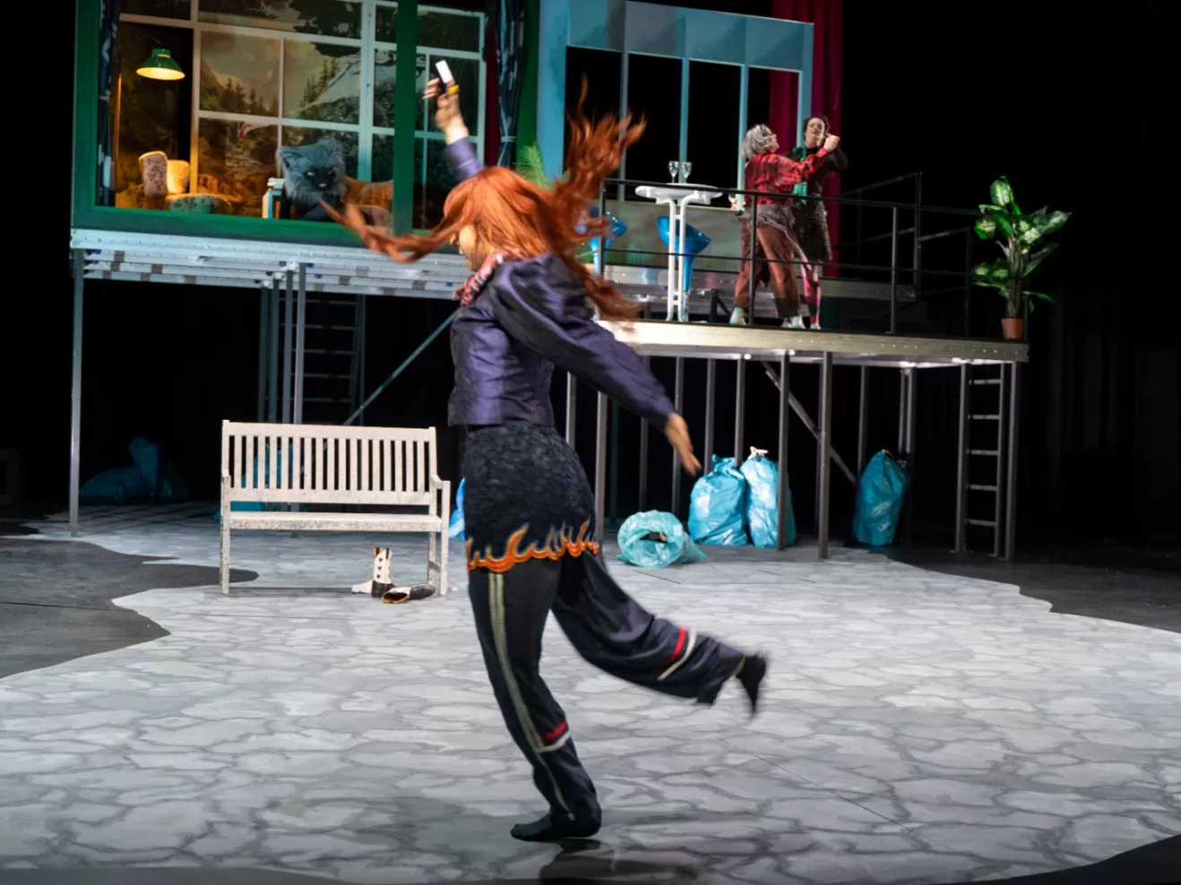 Eine Person hält etwas in der Hand, hält es hoch und läuft dabei.