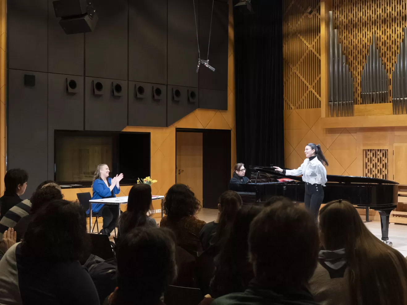 Diana Damrau unterrichtet im Kleinen Saal der HfMDK