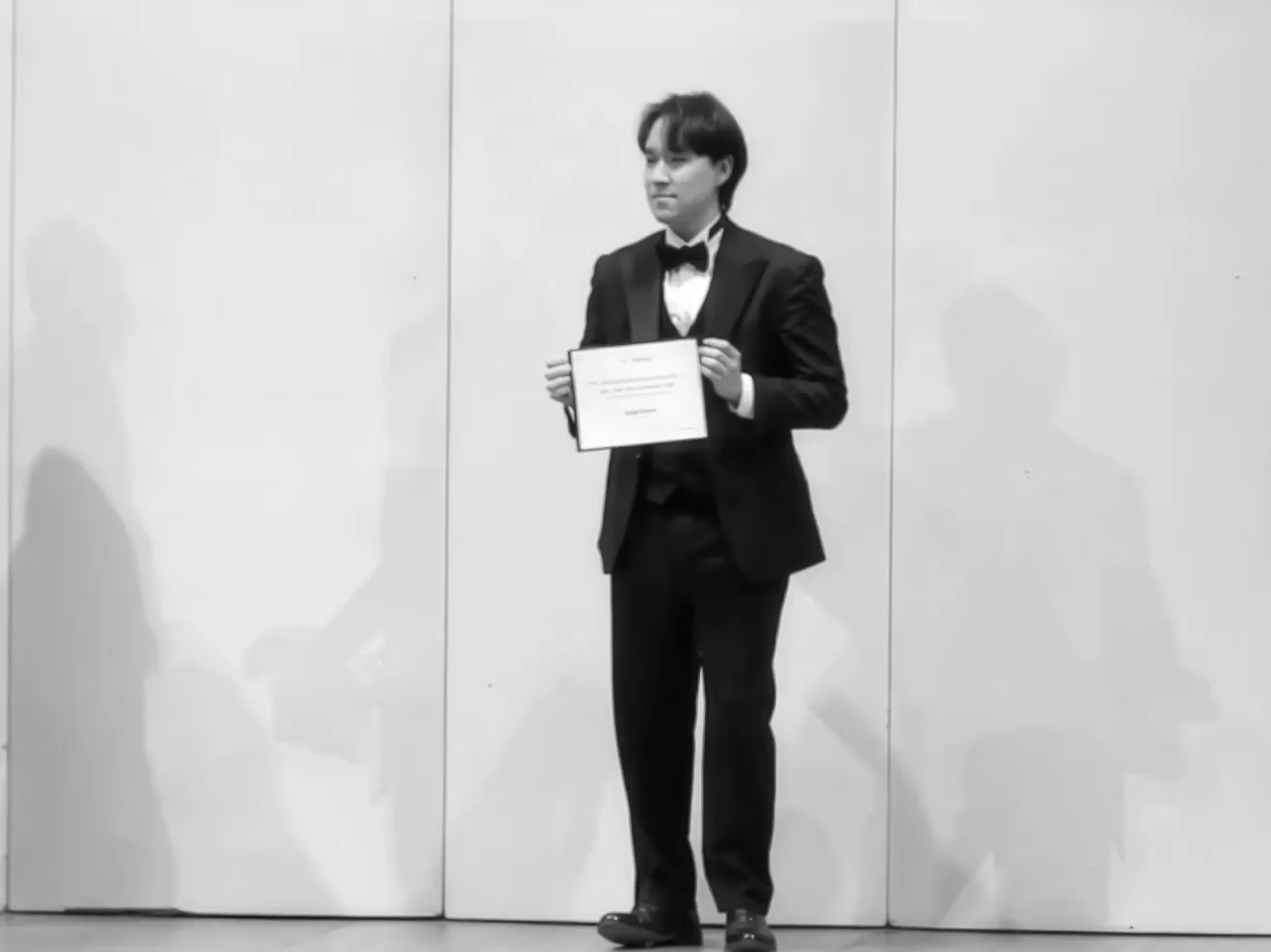 Jaeyul Kim mit seiner Urkunde