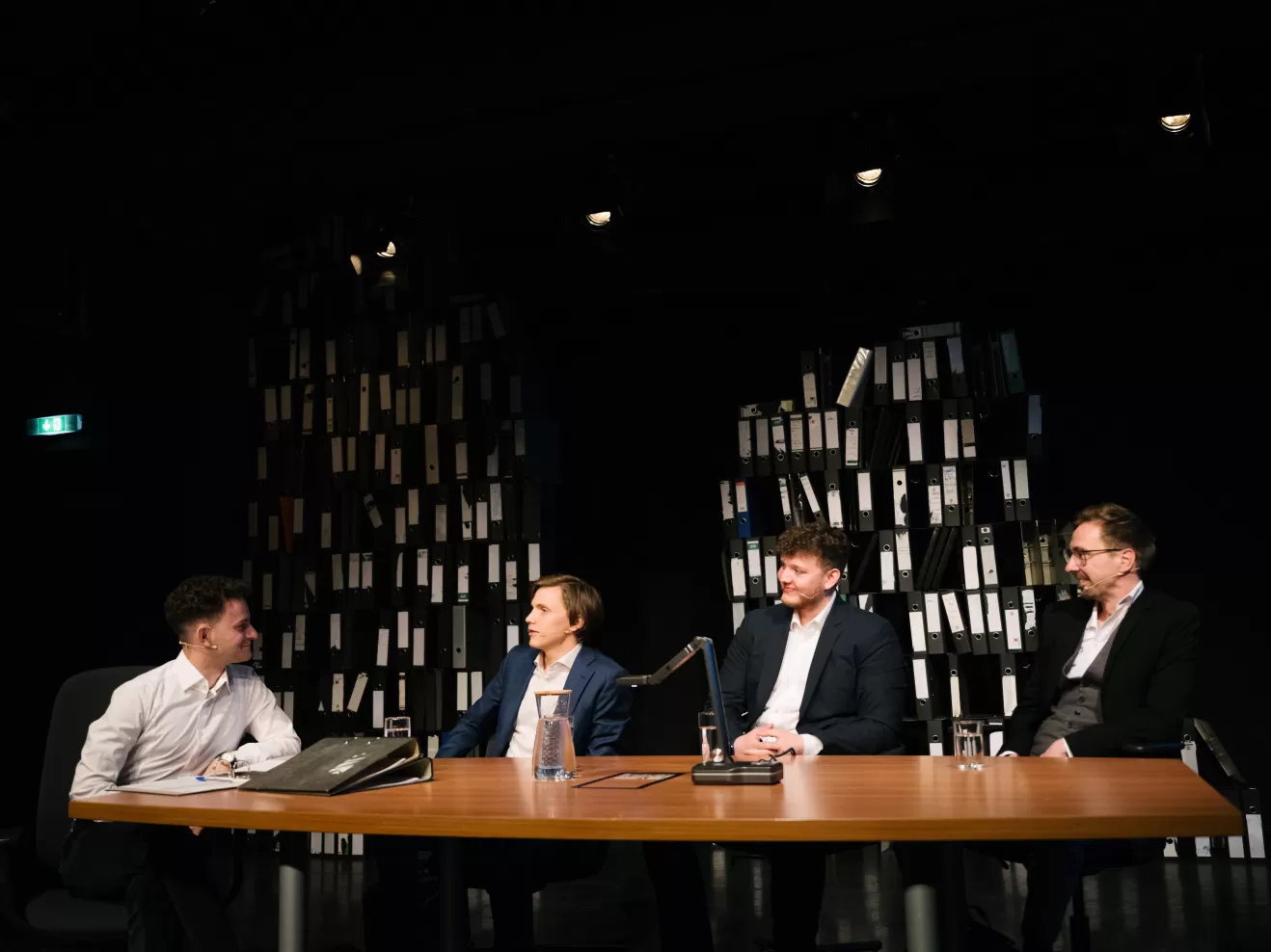 Vier Jonas Weber sitzen zusammen