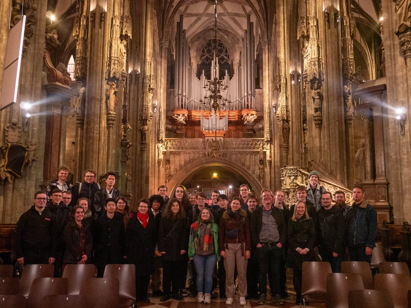 Gruppenfoto im Stephansdom, Orgel im Hintergrund