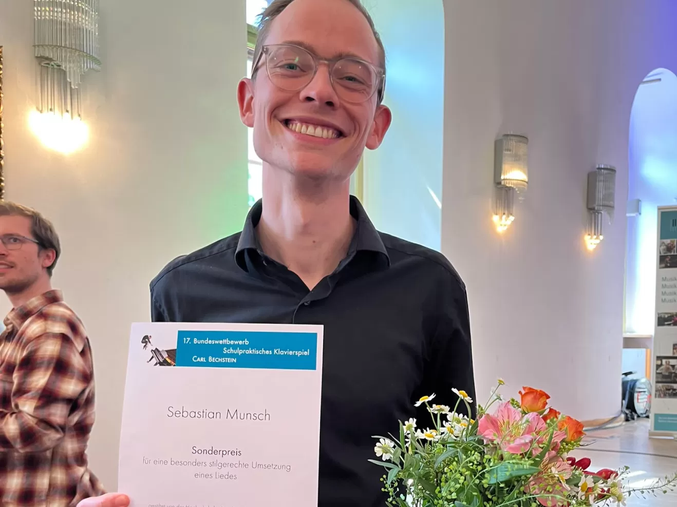 Sebastian Munch mit Urkunde