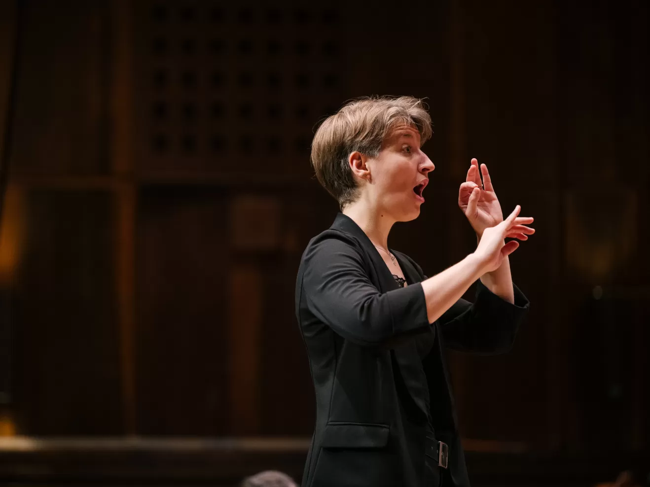 Mirja Betzer dirigiert