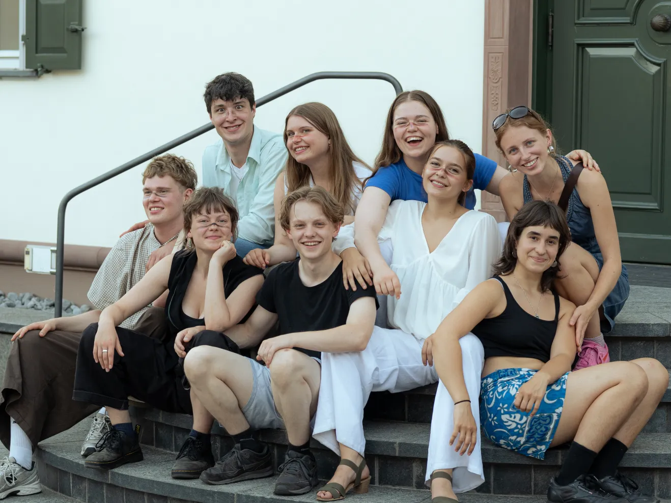 Gruppenfoto auf einer Treppe.