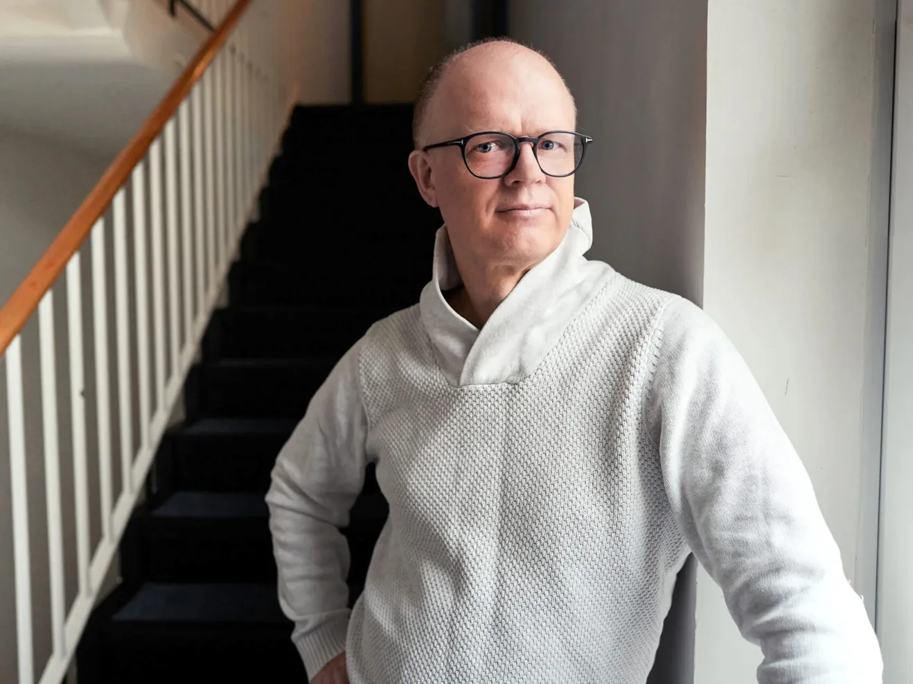 Porträt von Geir Lysne vor einer Treppe