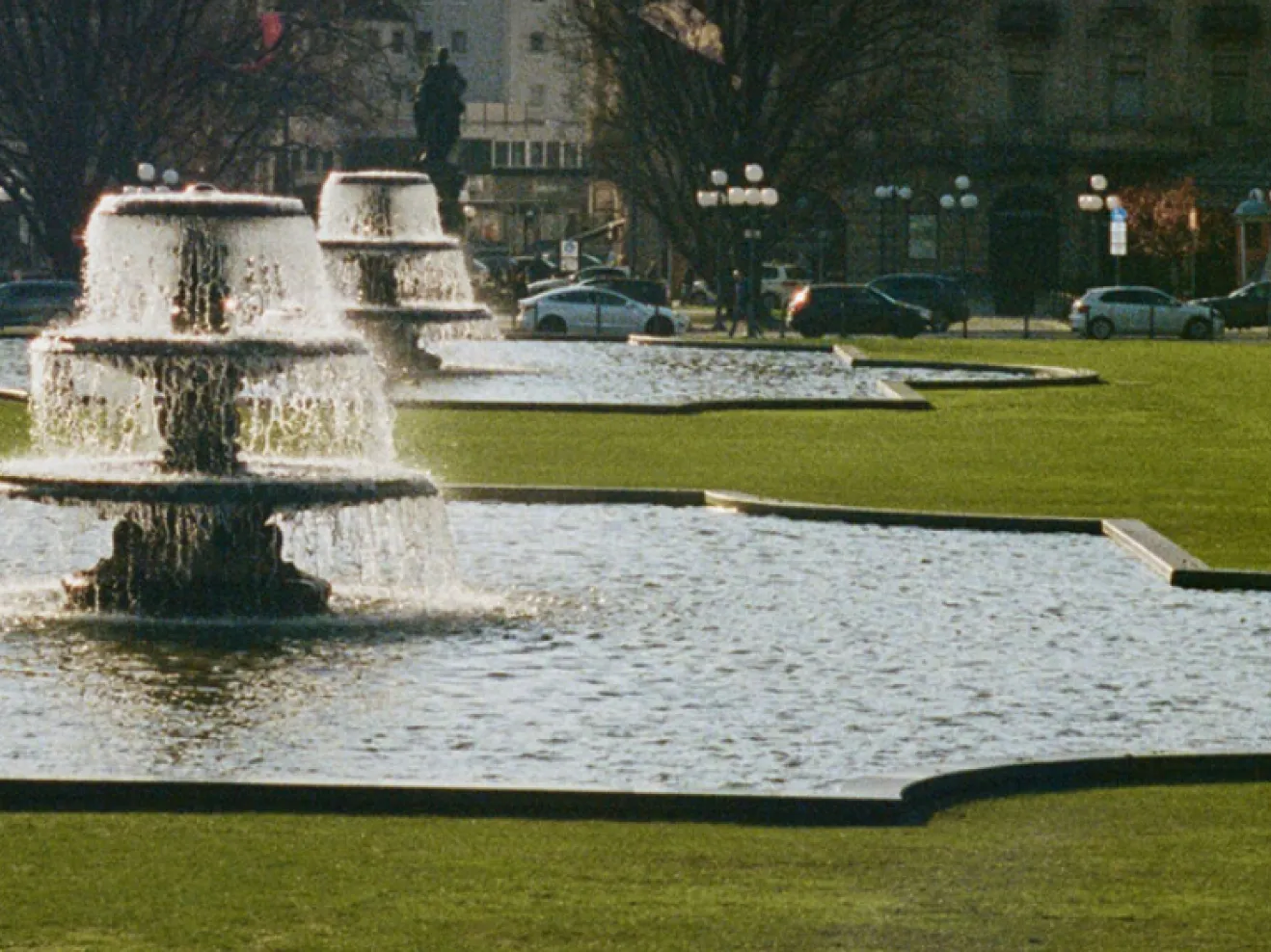 Springbrunnen in einem Park vor dem Staatstheater Wiesbaden.