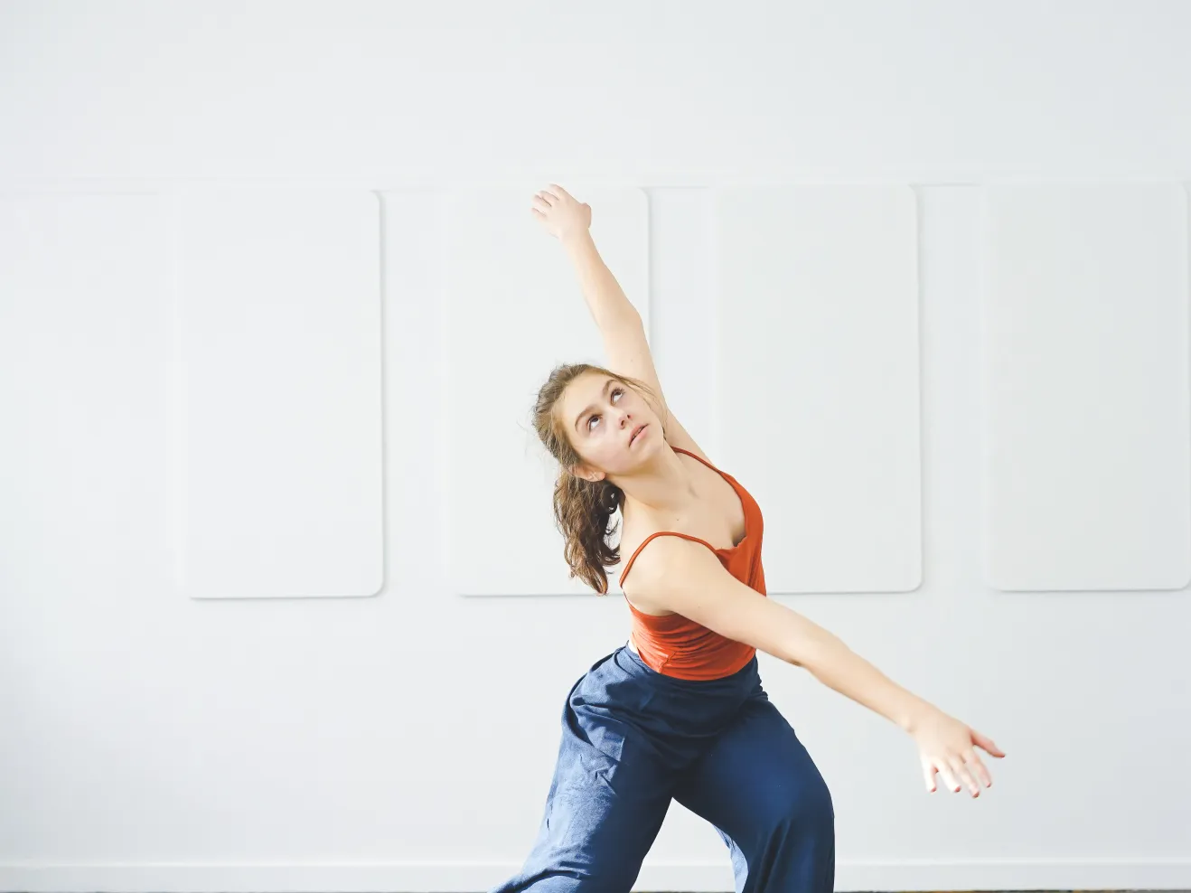 Marie Houssin tanzt vor einer weißen Wand